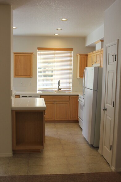 Kitchen - 17234 SW Pleasanton Ln