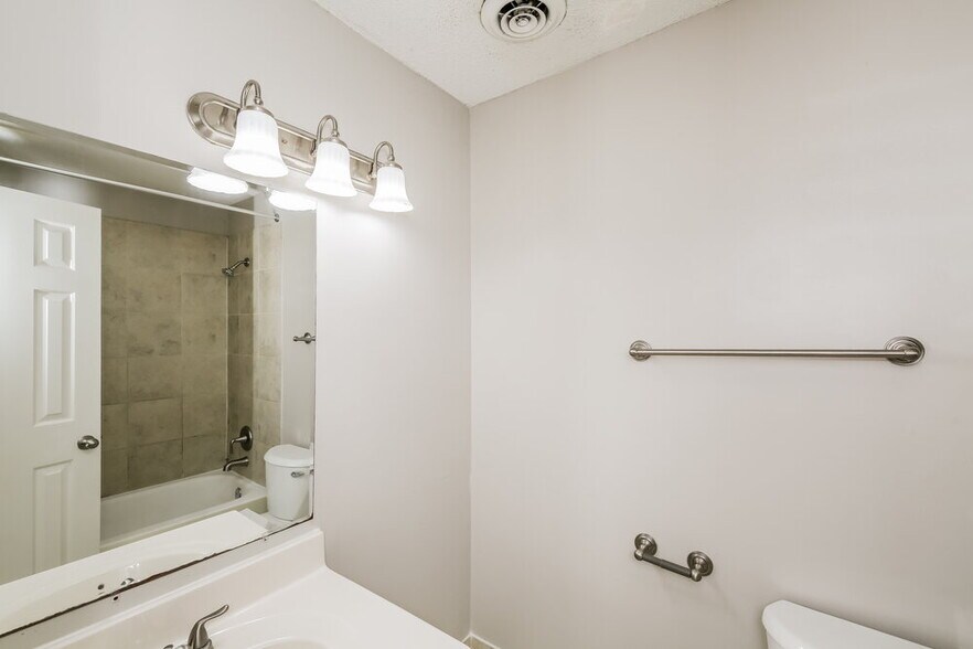 Building Photo - 4000 Kingsland Cove