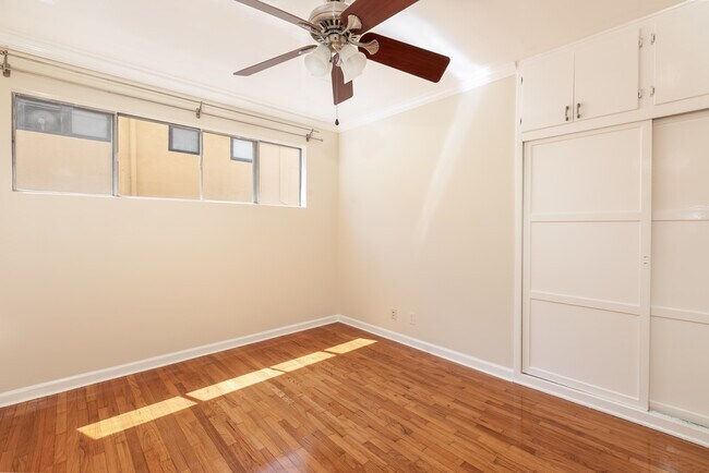 Building Photo - 2256 S Carmelina Ave