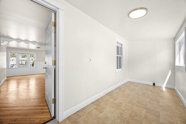 Building Photo - 281C King St