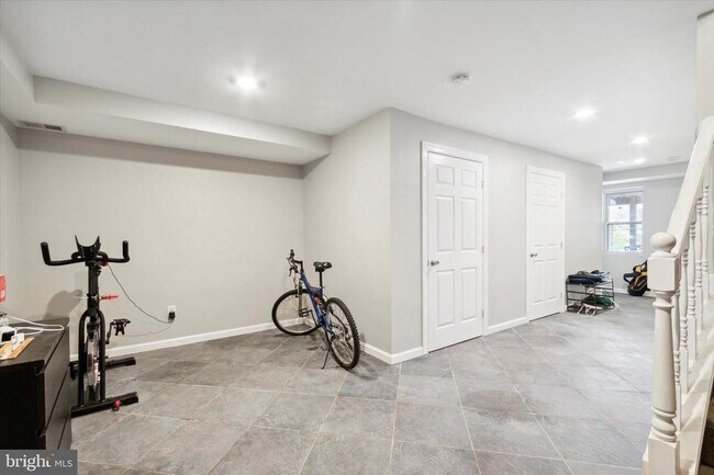 Building Photo - 327 E 9th Ave