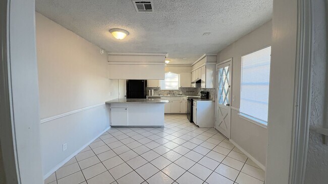 Building Photo - Cozy up this New Year in your new 2 bed/1bath home!