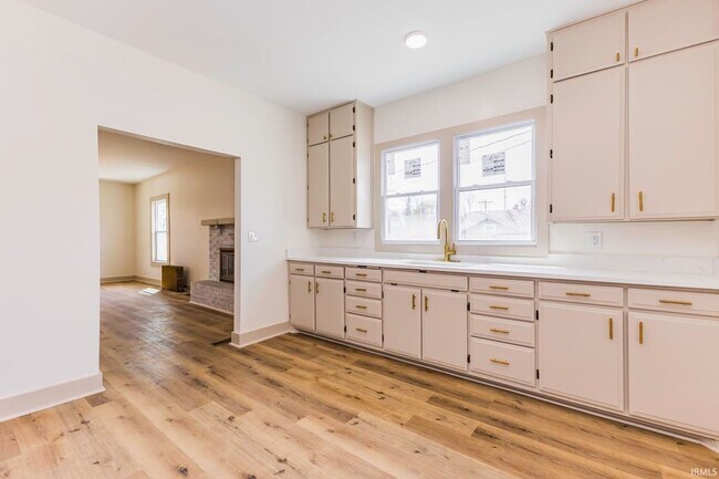 Building Photo - 400 E Highland Ave