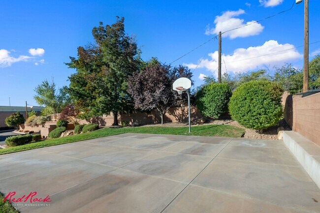 Building Photo - Adorable 3 Bedroom End Unit Townhome!