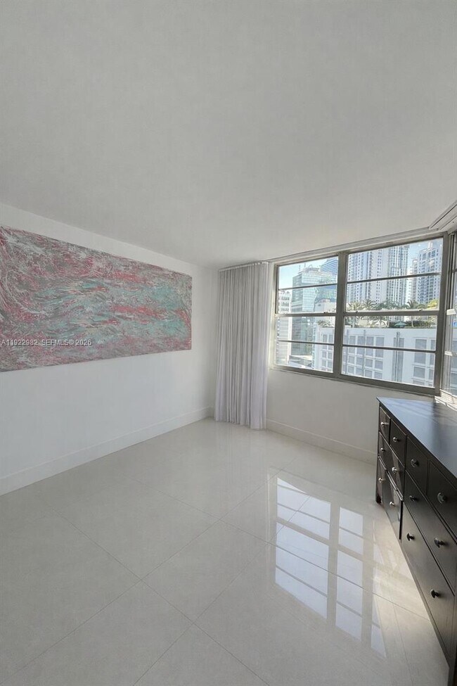 Building Photo - 825 Brickell Bay Dr