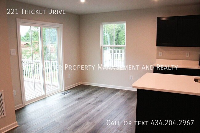 Building Photo - 221 Thicket Dr