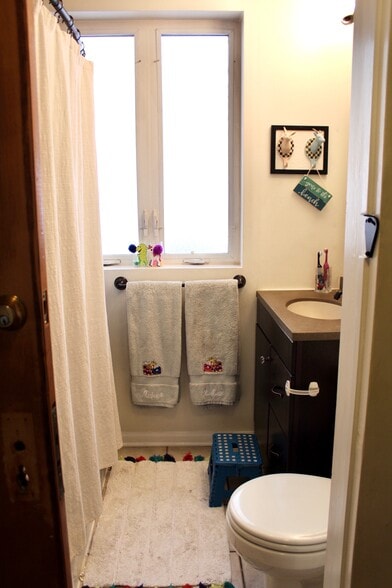 2nd Bathroom Top Floor - 433 W Roscoe St