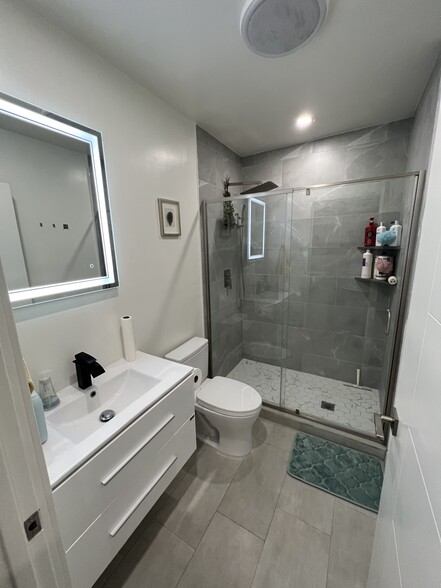 Master bathroom - 5328 Newcastle Ave