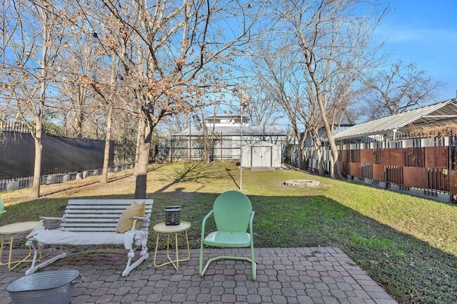 Building Photo - 302 S Saint Mary Ave