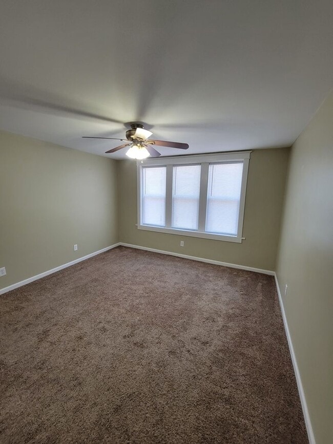 Building Photo - House for Rent in the Holly Hills Area