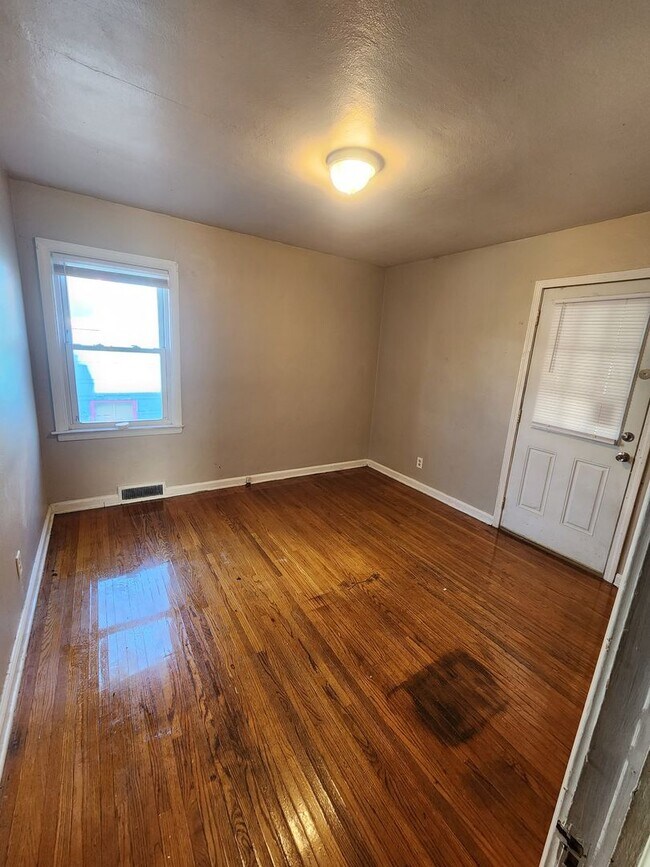 Building Photo - 2 Bed 1 Bath