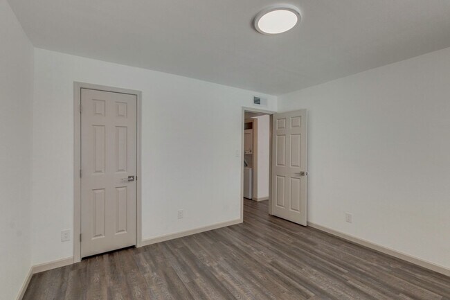 Building Photo - South Scottsdale - Two Bedroom with $0 Move in Special!