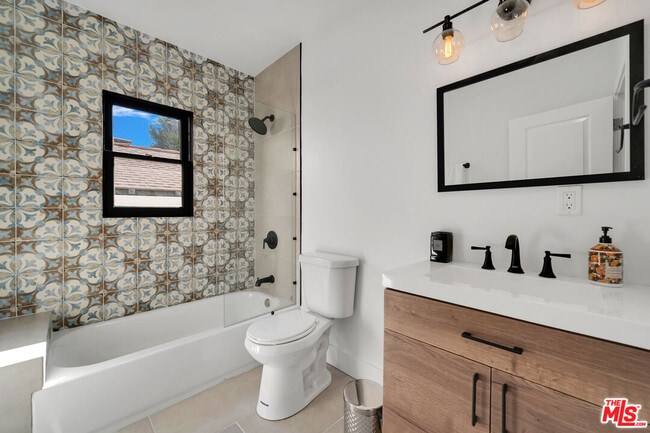 Building Photo - 8822 Rosewood Ave