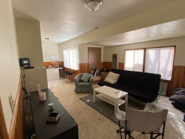 Building Photo - 841 Center St