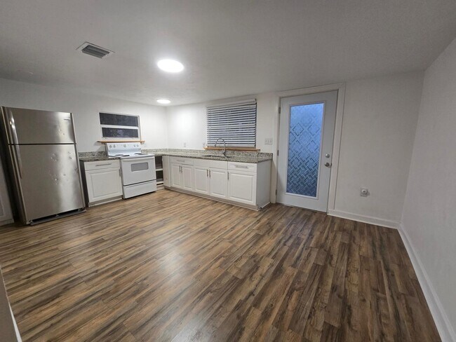 Building Photo - 3901 Lakewood Rd