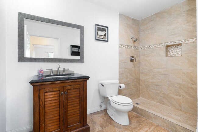 Building Photo - Great opportunity to rent this beautiful centrally located apartment in Chula Vista!