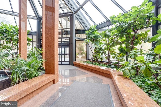 Building Photo - 1530 Key Blvd