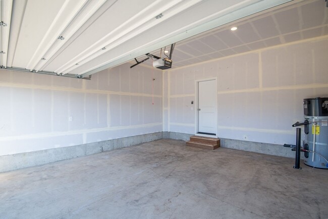 Building Photo - Beautiful newer construction 4 bed, 2.5 ba...