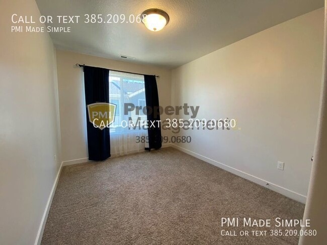 Building Photo - Great 4 bedrooms Townhome in Orem!