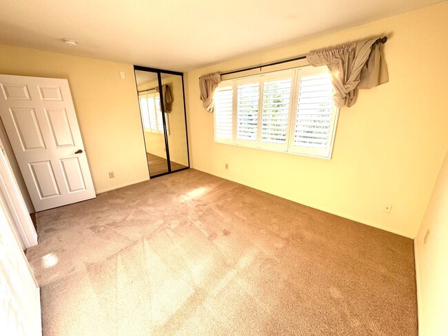 Building Photo - 12251 Moorpark St