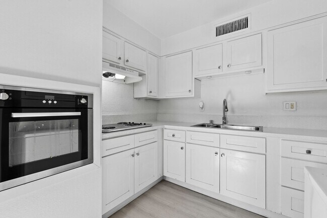 Building Photo - Welcome to this modern, remodeled condo!