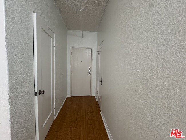 Building Photo - 920 S Hobart Blvd