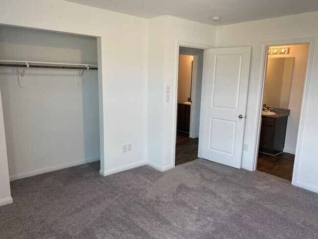 Building Photo - Stunning 3 bedroom, 2 bath home with a del...