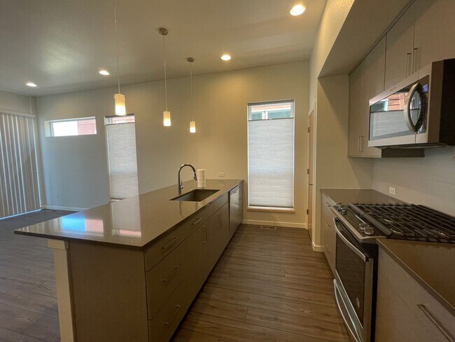 Building Photo - LOVELY 2 BED/2.5 BATH Great location near Boulder!