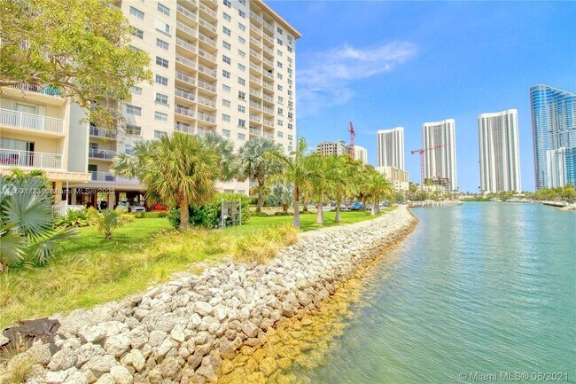 Building Photo - 400 Kings Point Dr