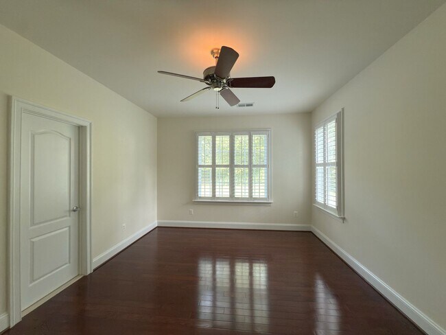 Building Photo - Spacious 4 Bed 5.5 Bath Home in Annandale,...