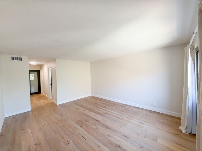 Building Photo - Top Floor Beautiful 2BD 2BA
