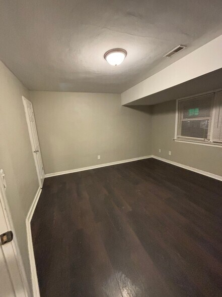 Building Photo - 653 S 69th St