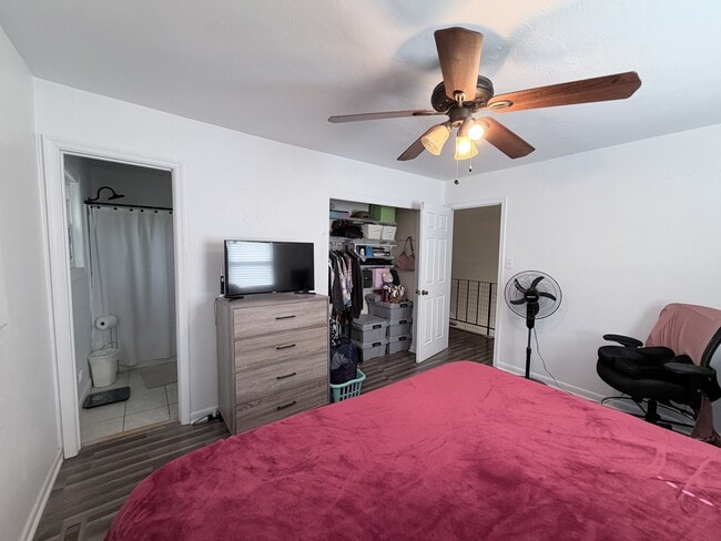 Building Photo - 3327 Lakecrest Rd