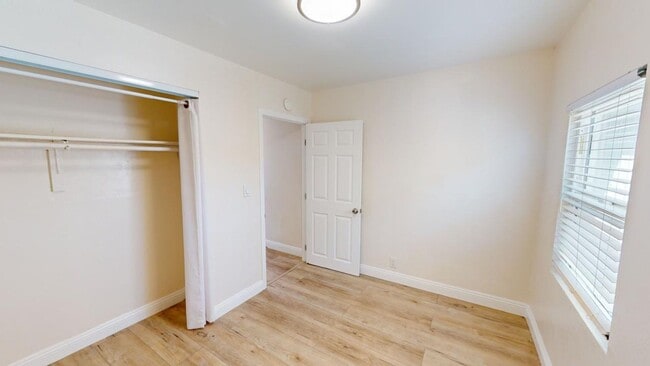 Building Photo - Charming 2 bed, 1.5 bath home with views of Downtown!