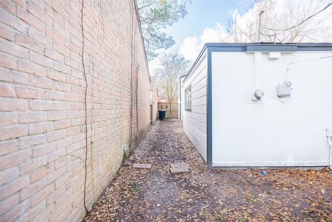 Building Photo - 13314 Ravensway Dr