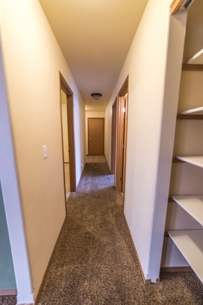 Building Photo - 4 Bedroom 2 Bath Home for Rent
