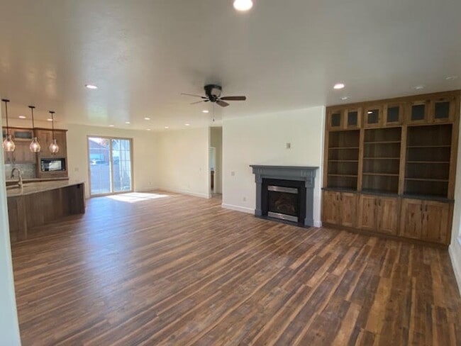 Building Photo - Beautifully Designed 3 Bed Home