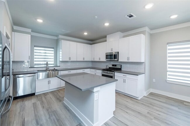Building Photo - 3301 Wynwood Dr