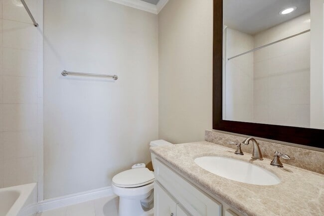 Building Photo - 8906 Lakeshore Bend Dr