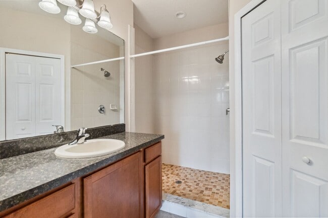 Building Photo - Beautiful 2/2.5 Townhome W/ 1 Car Garage L...