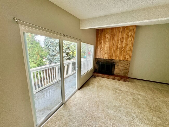 Building Photo - Spacious 2 Bedroom in Idyllic Location