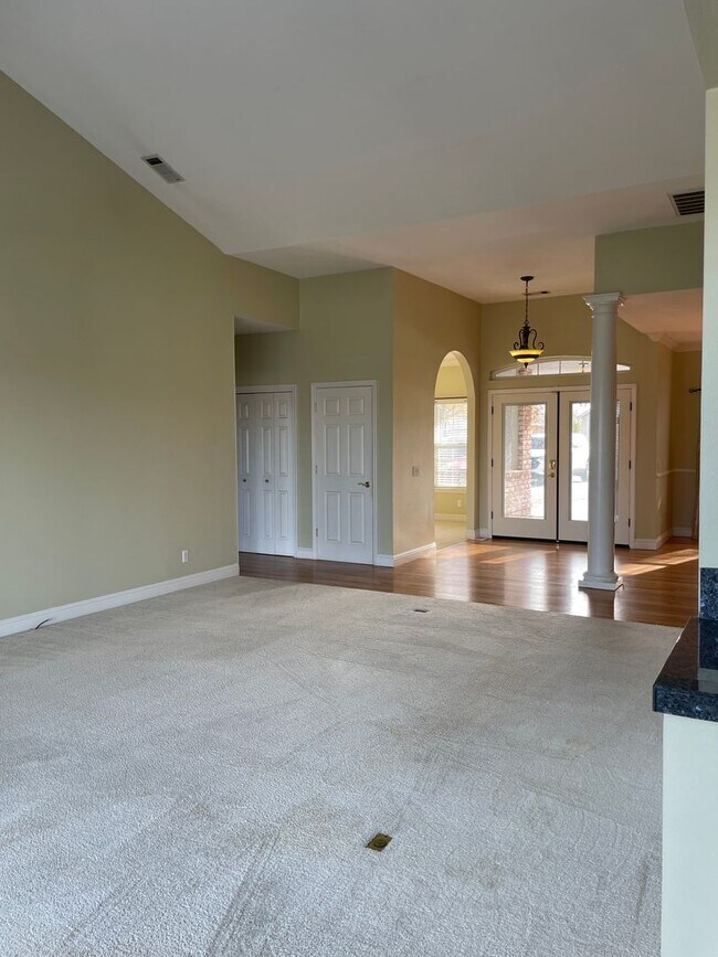 Building Photo - Luxury Living in The Knolls