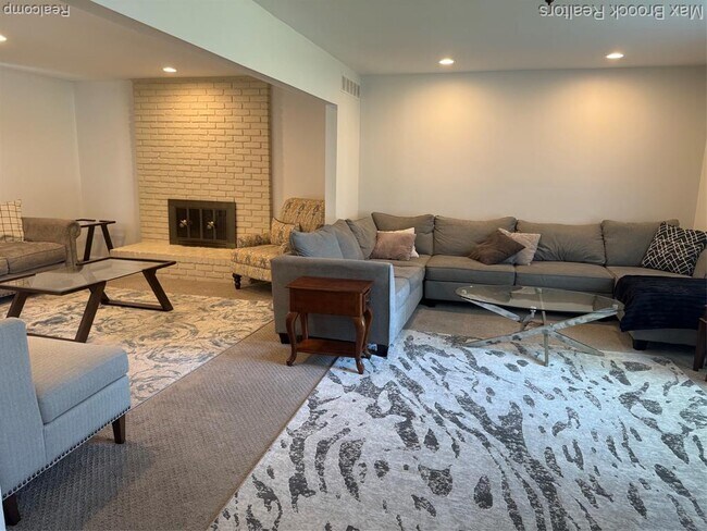 Building Photo - 4803 Thorntree Dr