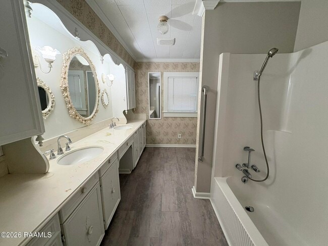 Building Photo - 208 St Anne St