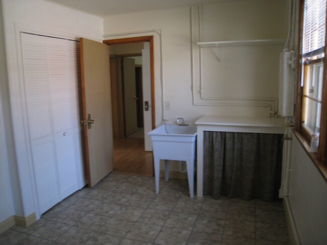 Laundryroom - 1026 Midland St