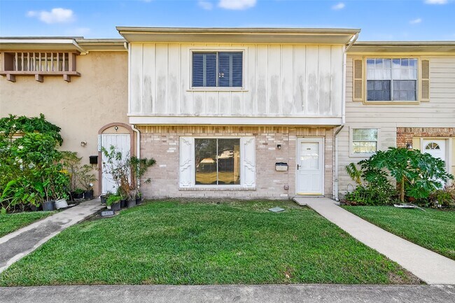 Primary Photo - 8462 Leawood Blvd