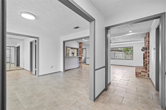 Building Photo - 13834 Oakwood Ln