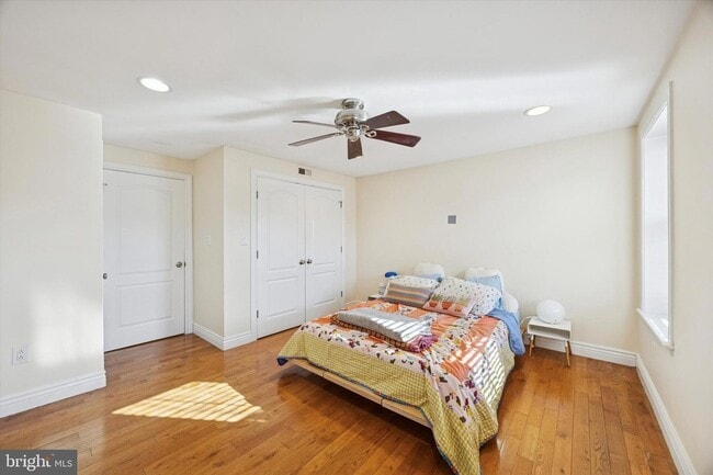 Building Photo - 341 Dickinson St