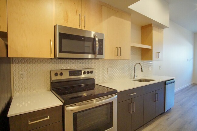 Building Photo - Top Floor John's Landing-Modern, Spacious ...