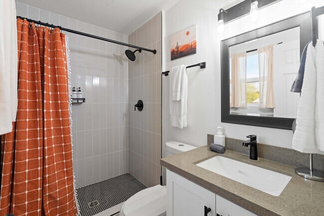 Building Photo - 4530 W Paradise Dr